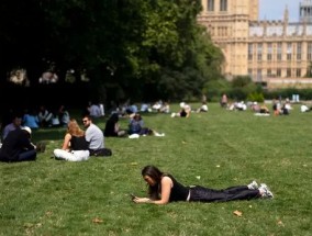 英国被持续3天的30摄氏度热浪袭击，天气地图变成了红色