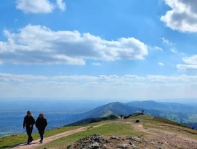 可以俯瞰古老林地的壮观山丘被评为英国最佳野餐地点